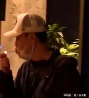 朱媛媛去世5月后，辛柏青露面！一个举动败好感，身旁美女引争议