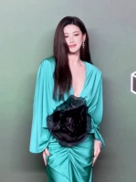 朱珠Vogue盛典以黑玫瑰造型惊艳全场