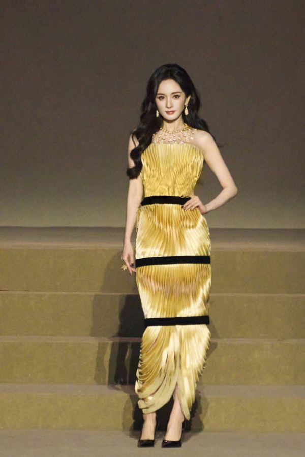 搜狐娱乐讯 23日，杨幂参加VOGUE盛典的造型写真释出，她身着鎏金抹胸裙闪闪发光，宛若一朵盛开的金色曼陀罗，魅力十足！