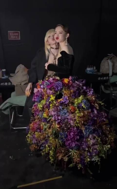 戚薇田曦薇贴脸拥抱嘟嘴合影，采花插头互动亲密