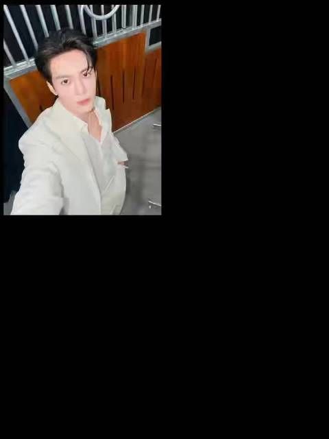 曾舜晞横店人脉引热议,龚俊李沁等顶流评论区互动