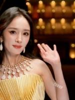 杨幂金色麦穗礼服亮相VOGUE红毯，呼应《生万物》丰收女神