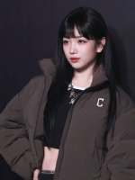 这居然是代露娃！还以为哪个女团门面来了