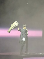 老公一个怒摔大衣然后又飙了八度， 不好意思好喜欢这种拽男， 阿信哥请踩我