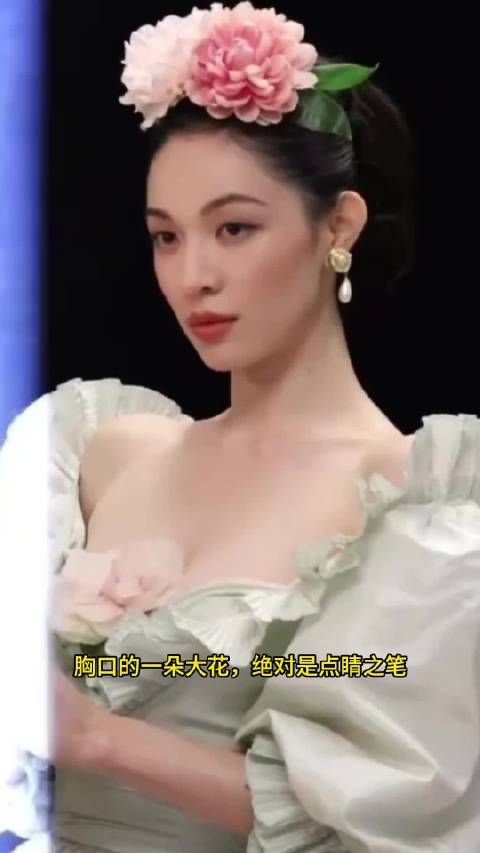 钟楚曦穿着深V礼服跳起来这一下,我能看一百遍!