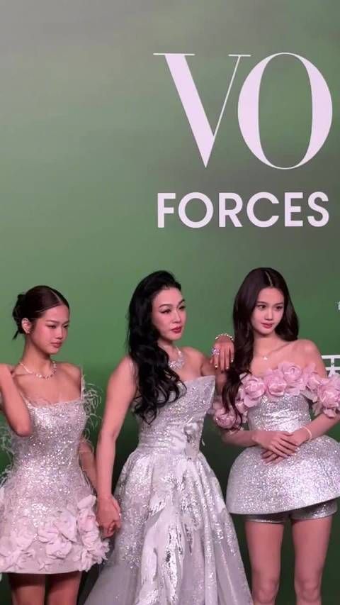 钟丽缇携两女亮相红毯,母女三人颜值引赞叹
