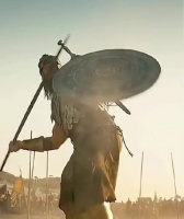 看起来力量悬殊 但是他躲过了长矛 用弹弓打倒了对方