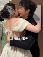 候场社交看真实人缘，刘亦菲隔着钟楚曦和马思纯聊天，李沁成团宠， 橹穆