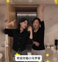 54岁闫妮和27岁女儿邹元清同框，母女一起卸妆，性格相似如姐妹俩