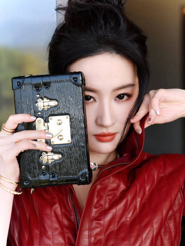 搜狐娱乐讯 27日,一组刘亦菲活动出发图释出。图中,她身着红色皮衣,搭配丸子头,眼神犀利,气场强大。