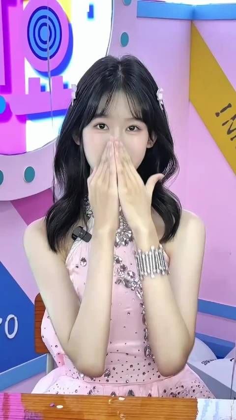 陆毅鲍蕾晒贝儿17岁生日视频,昔日萌娃长成少女