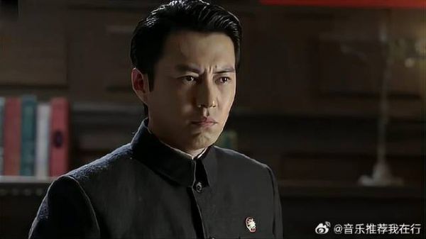 据说这段明楼忘词故意临场发挥 导演没删，竟意外成经典