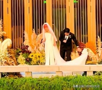 刘欢女儿刘一丝大婚！新郎正脸照曝光，长相老实耐看！二人很般配