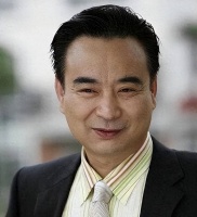 岳跃利现在和二婚妻子定居北京，一边拍戏，一边照顾33岁的女儿！