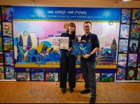 卢浮宫里的“生态家书” 中国青年以恐龙艺术讲好“地球生命共同体”的中国故事