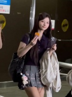 雪允音乐银行下班饭拍，心之卡比玩偶挂牌未剪引关注