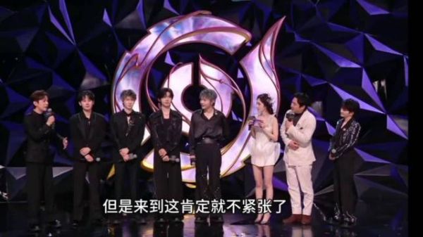 杨幂沈腾扶不扶小品再上演,军艺校草跳扫腿舞引爆笑