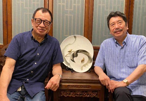 许绍雄与表弟周令飞合影