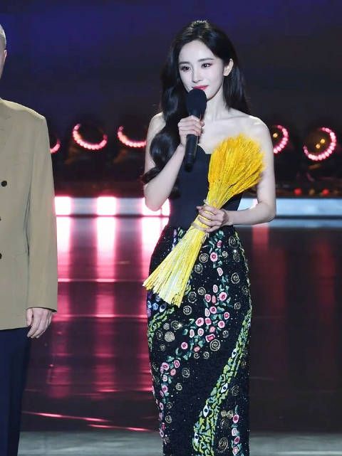 杨幂亮相亲切问候粉丝，高清美貌引关注