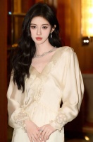 鞠婧祎穿米白长裙气质温柔 大波浪造型尽显女神风范