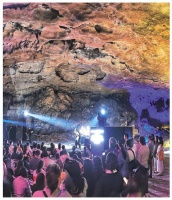 《俄耳甫斯与欧律狄刻》在桂林七星景区“洞剧场”浪漫上演