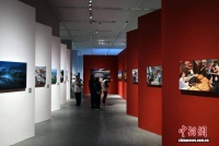 四川成都：290余件全国优秀摄影作品吸引参观者