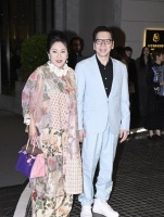 刘銮雄出席杨受成红宝石婚宴，俩保镖搀扶入场，甘比也在打扮精致