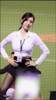台湾棒球比赛的拉拉队表演感受下，这首韩国女团的上下真的经典