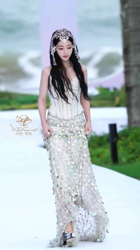 邢菲钻石裙闪耀生图美翻
