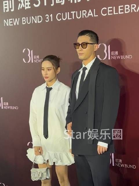 何超莲窦骁同框,窦骁黑西装寸头