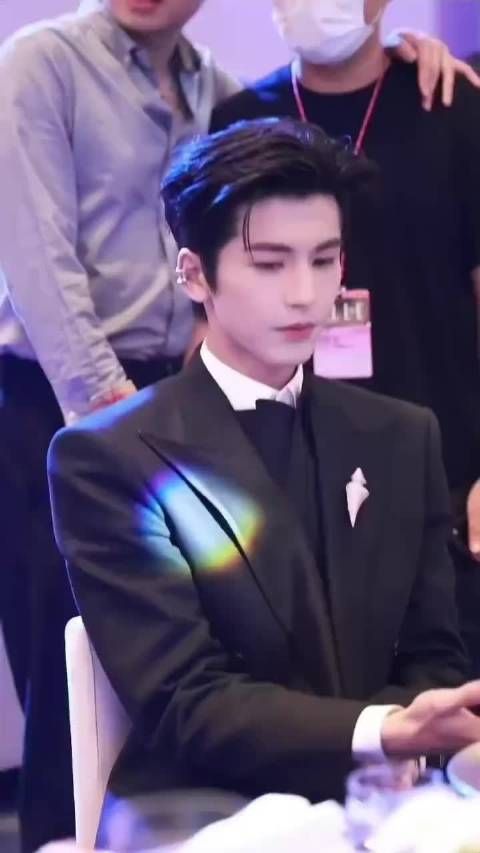 超自律的张凌赫呀,易胖体质还能保持这么好的状态,今天的红毯也超级帅