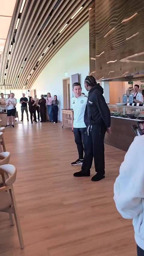 多古在卡灵顿和队友以及工作人前庆祝生日