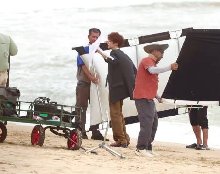 三亚妖风猛烈行人难站稳,女子头发纹丝不动引惊叹