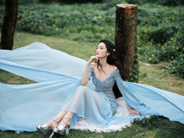 李沁身披蓝纱，仙气飘飘。