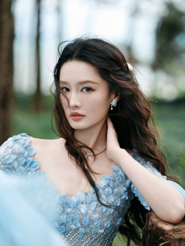 李沁眼妆别致。