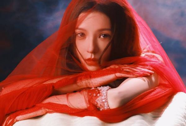 张予曦红纱覆面,神秘魅惑。