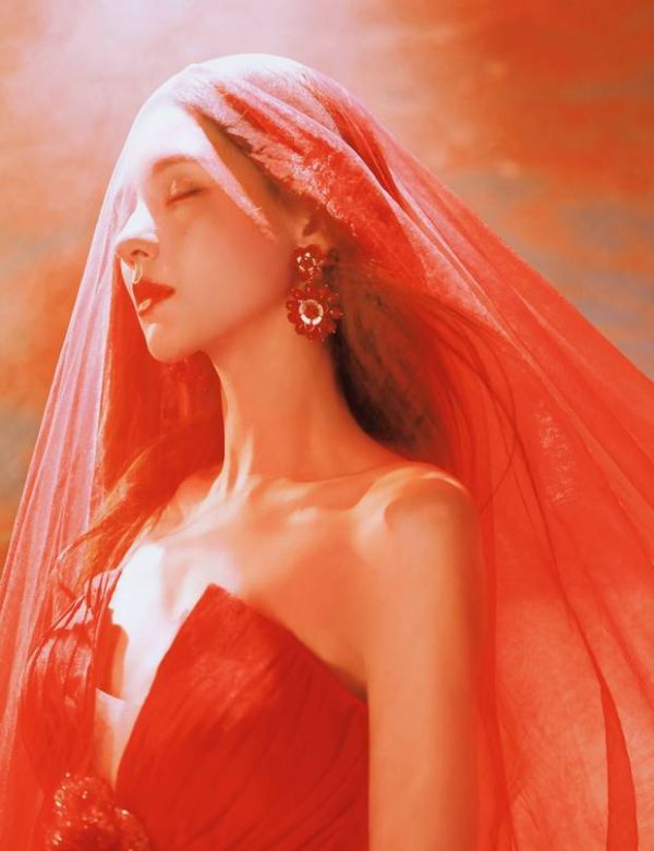 张予曦侧头垂眸,气质温婉。