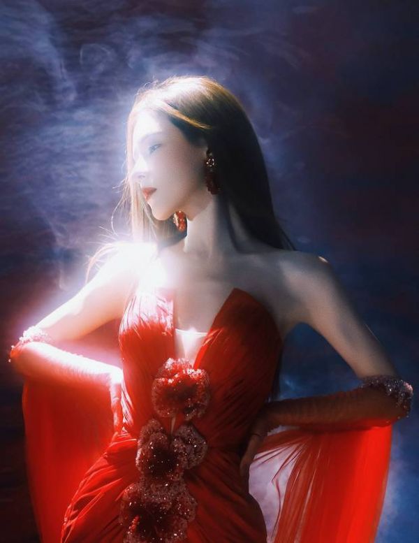 张予曦腰肢纤细,御姐范儿十足。