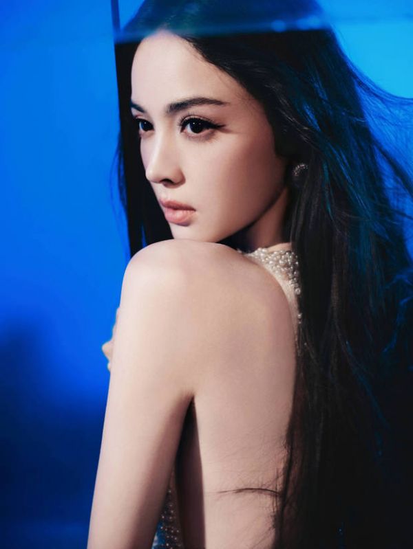 娜扎鼻梁高挺，侧脸优越。