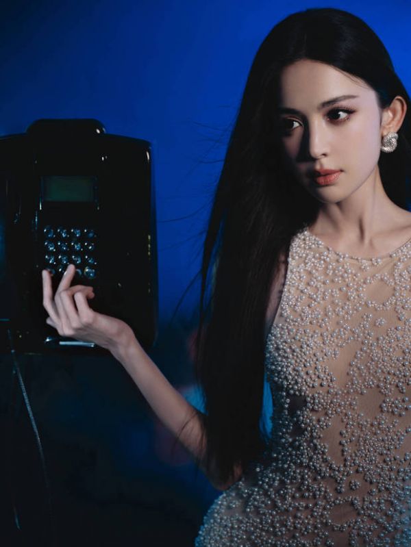 娜扎眼神犀利。