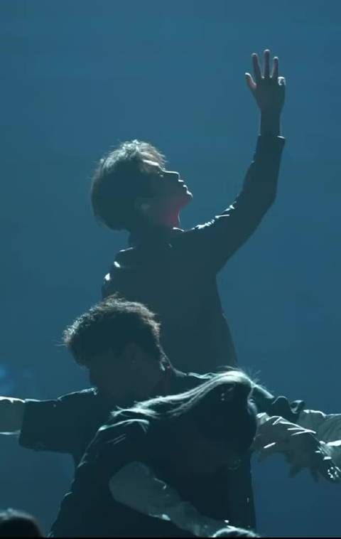 黄明昊选秀初舞台高光表现获赞舞台王者