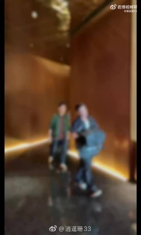 庾澄庆64岁录声生不息状态佳,步伐轻快笑容满面