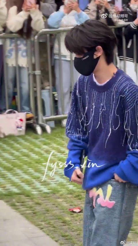 丁程鑫今天上班路透好养眼！蓝色流苏毛衣配他那张帅脸，完美！你好星期六