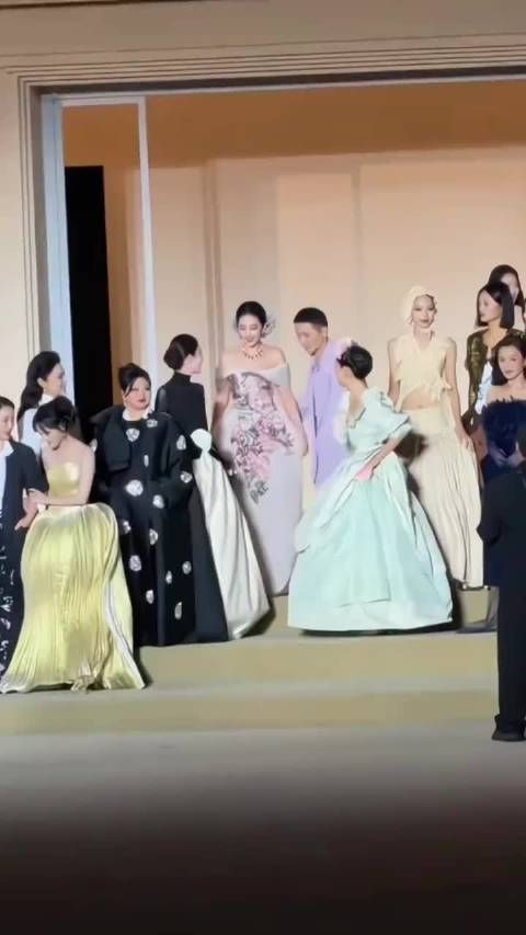 钟楚曦古董高定标价88万,与刘亦菲热聊引关注