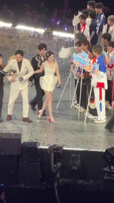 沈腾杨幂在一起全是节目效果 扶不扶已经成为两个人见面的固定流程了！