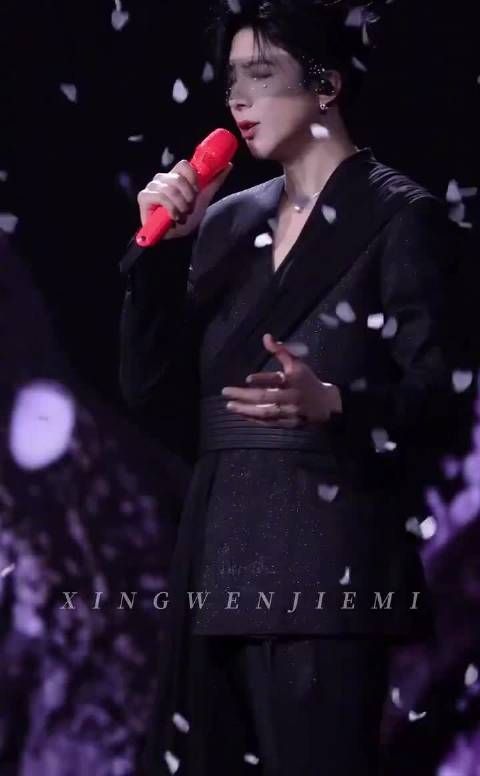 刘宇宁眼纱接花瓣演绎仙侠名场面