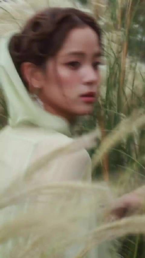 欧阳娜娜光影中展油画少女气质