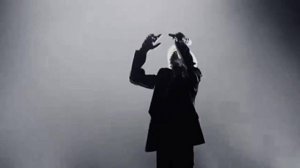 蔡徐坤直播分享护肤音乐趣事,真诚互动治愈粉丝