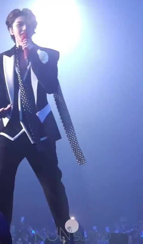 蔡徐坤直播与粉丝互动音乐读信暖心叮嘱