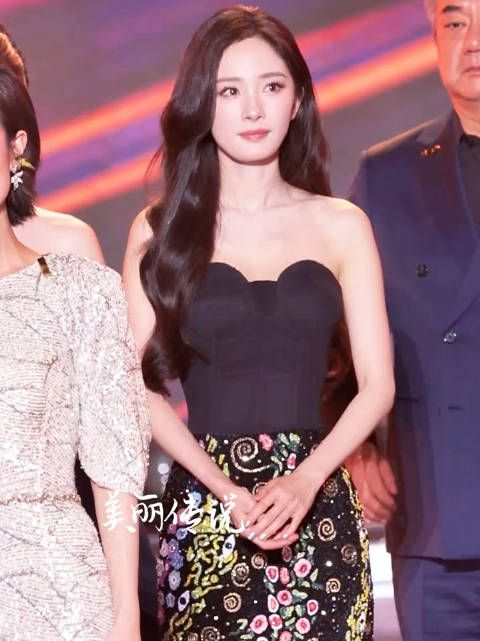 由于博主全程都在看脸，一直没注意粘在幂手上的彩带～ 美丽传说